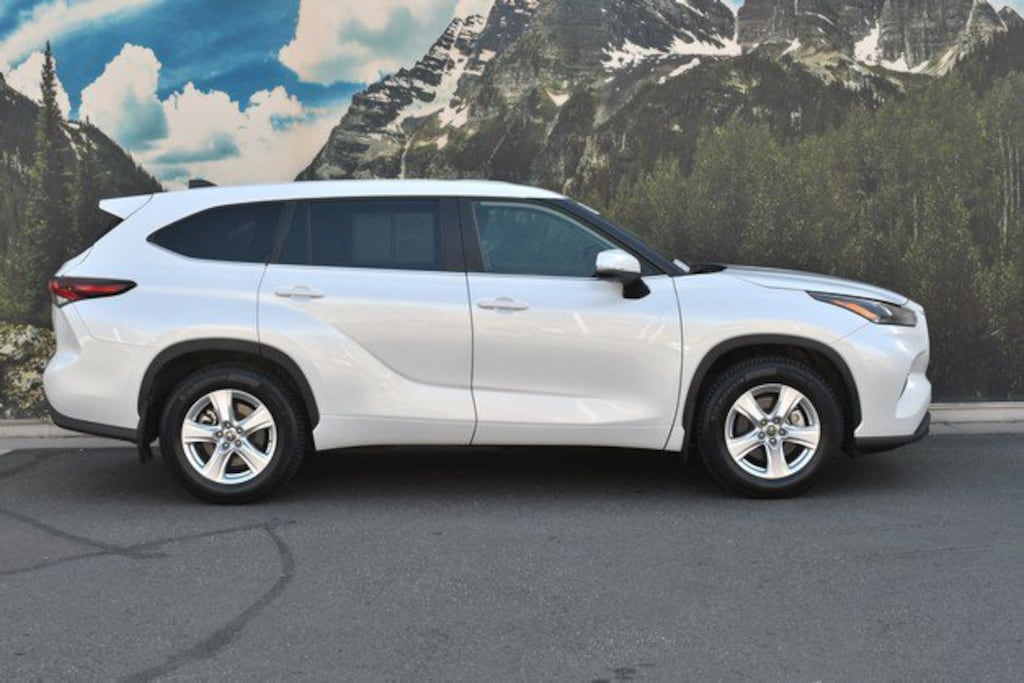 Used 2025 Toyota Highlander LE Sport Utility