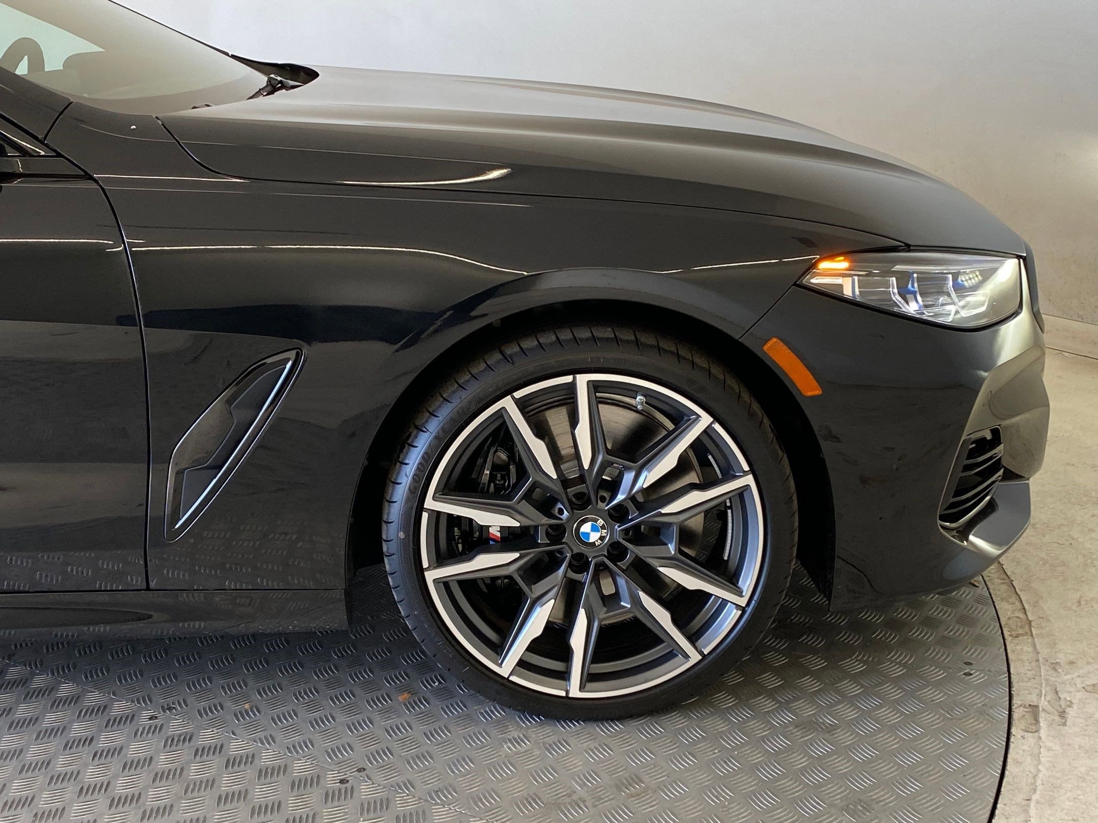 2026 BMW 8 Series M850i - Photo 10