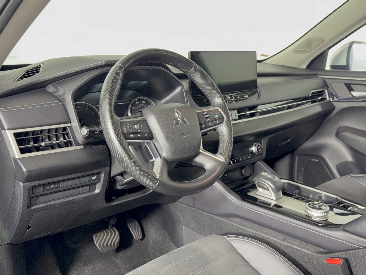 Used 2025 Mitsubishi Outlander SE SUV