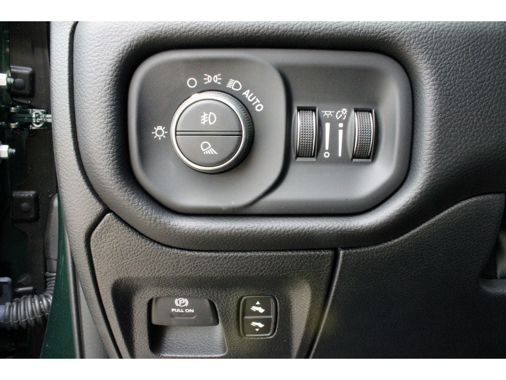 New 2026 Ram 1500 LONE STAR CREW CAB 4X2 5'7 BOX Pickup