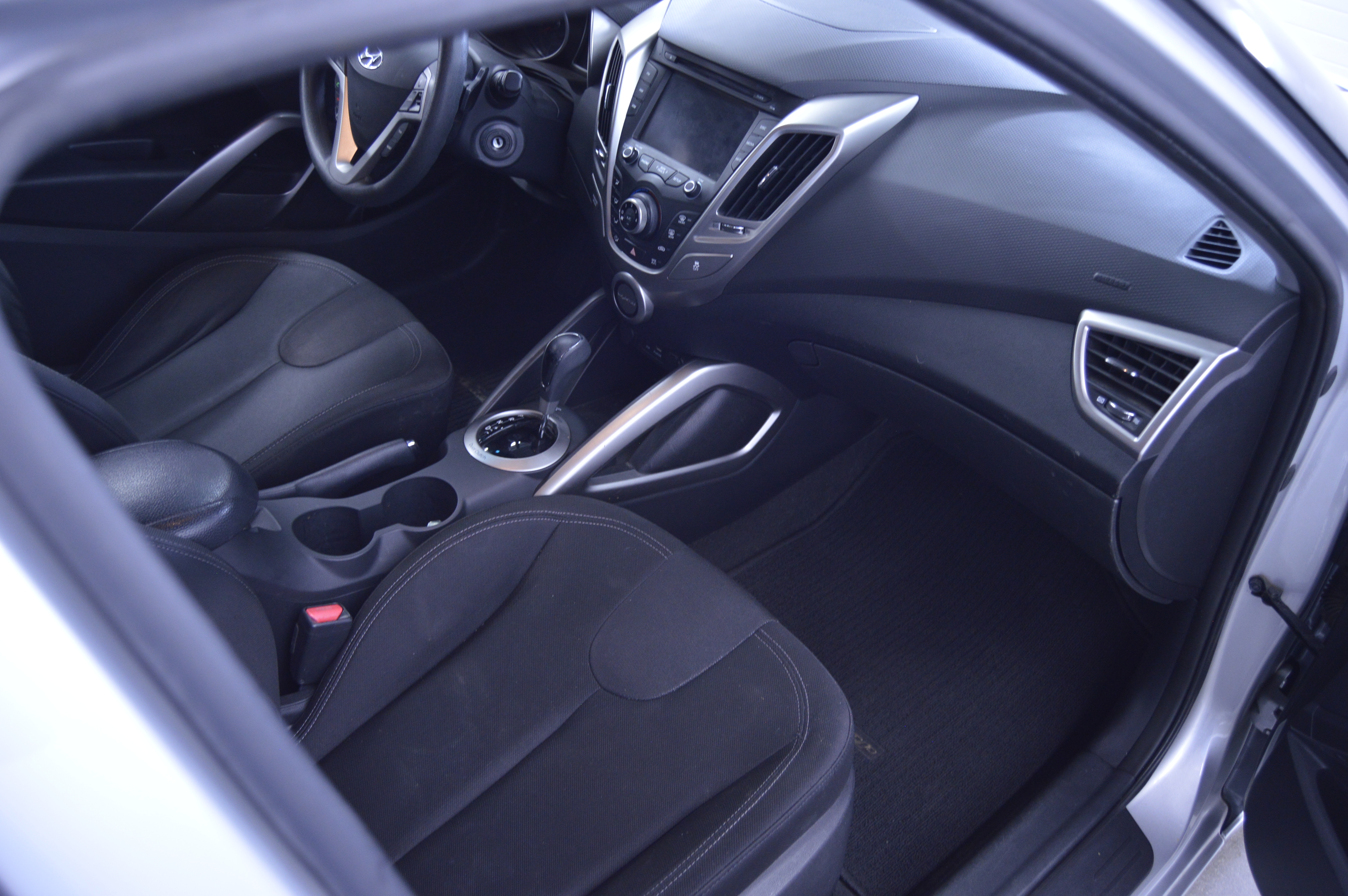 2012 Hyundai Veloster Base - Photo 12