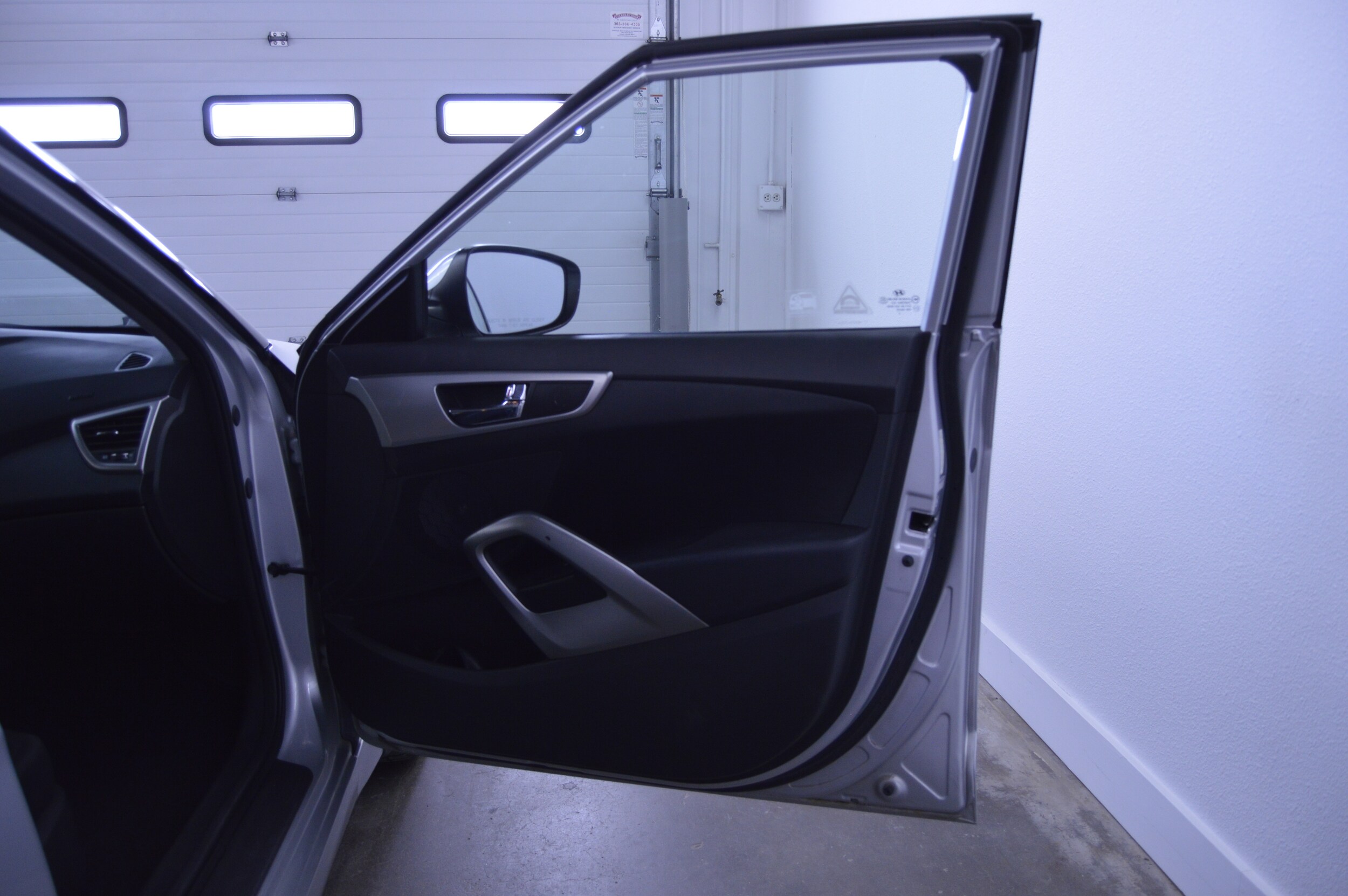 2012 Hyundai Veloster Base - Photo 11