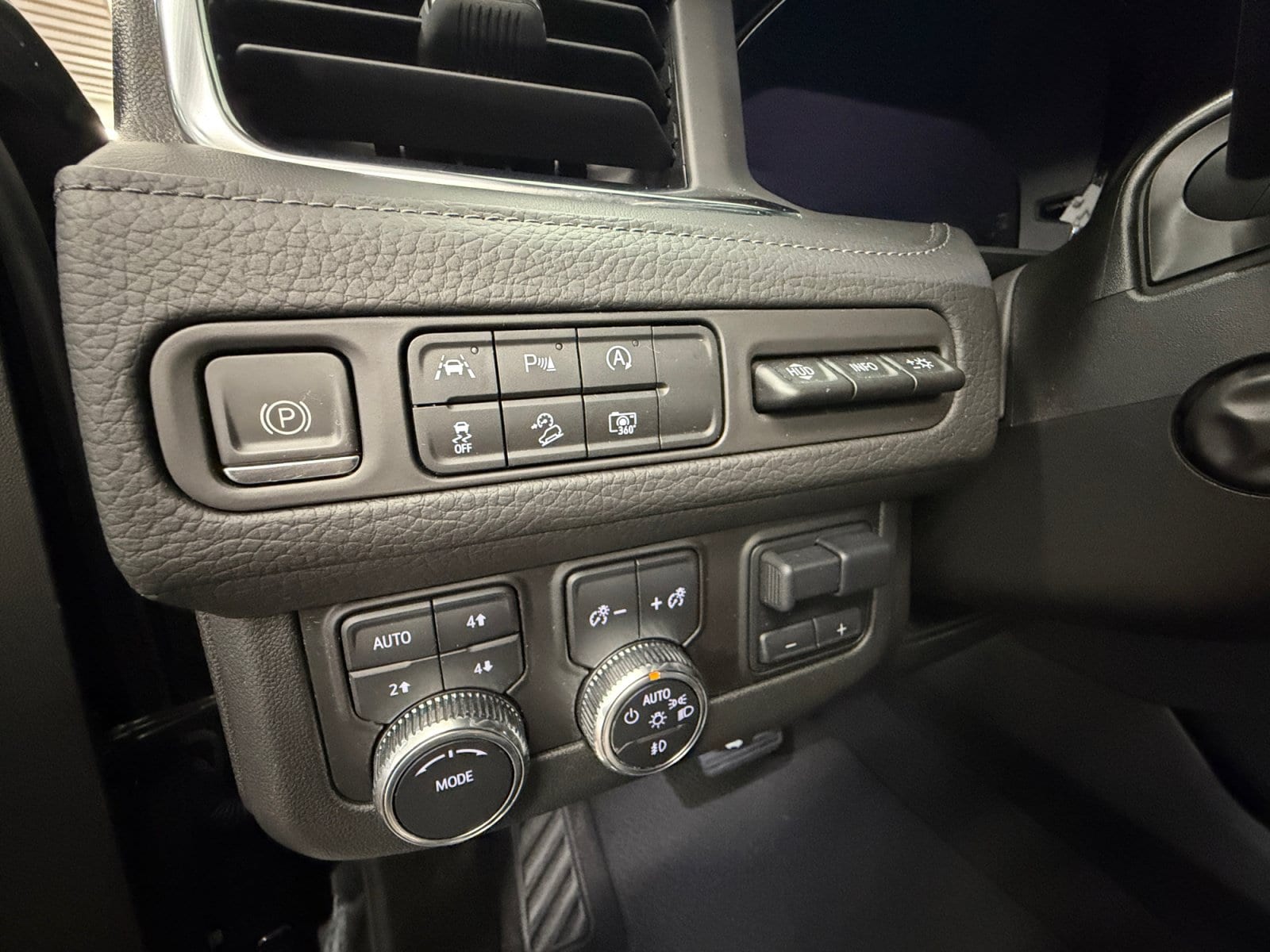 2024 GMC Yukon Denali - Photo 25