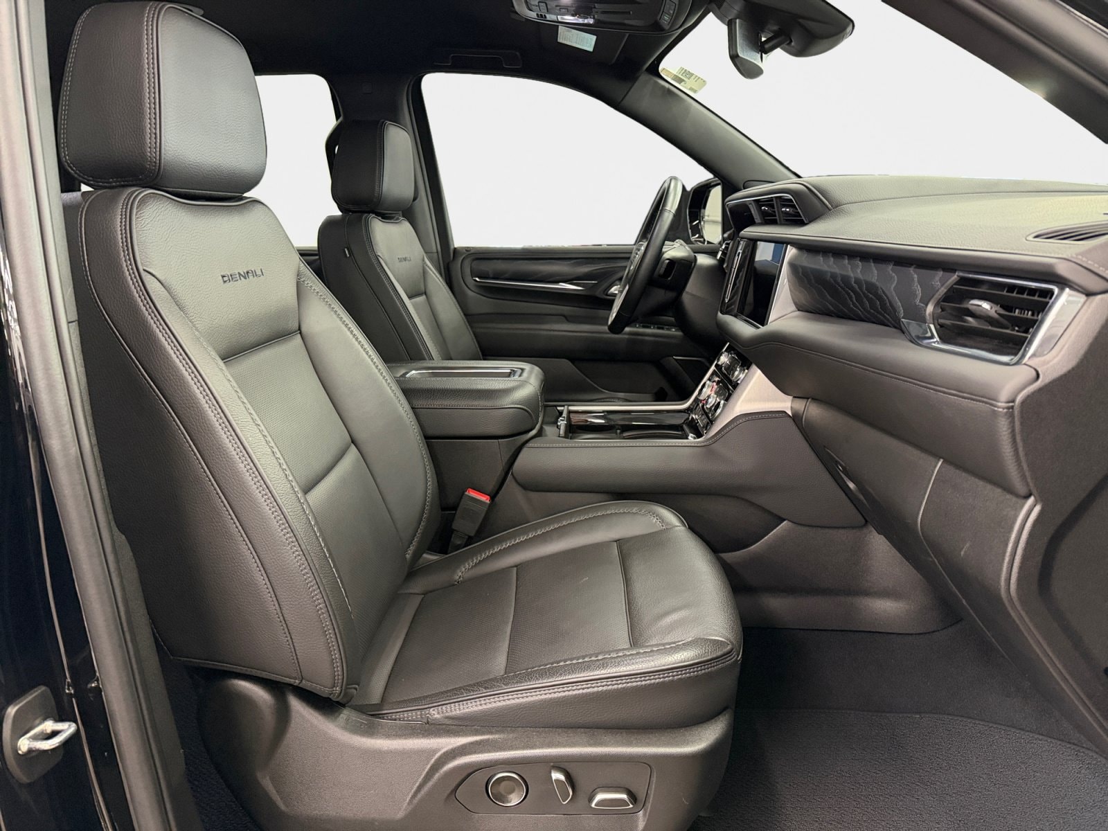 2024 GMC Yukon Denali - Photo 13