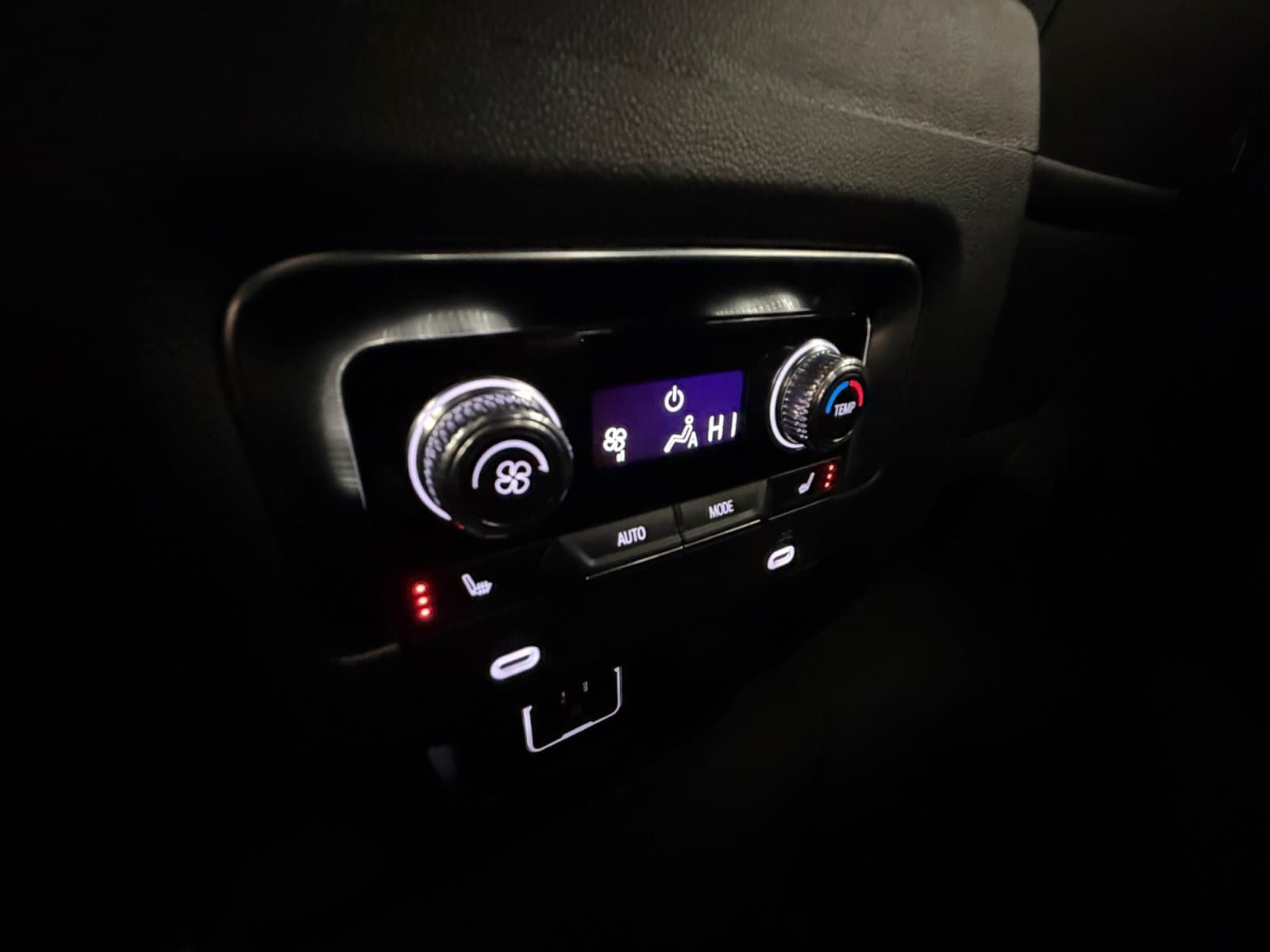 2024 GMC Yukon Denali - Photo 24
