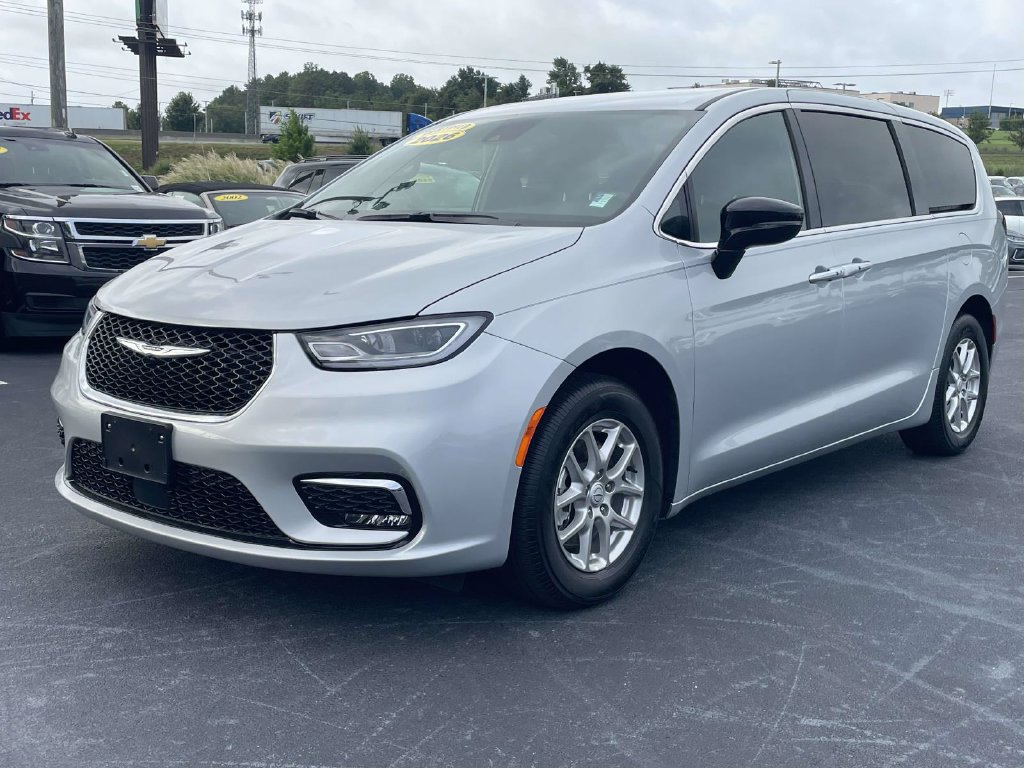Used 2026 Chrysler Pacifica Select