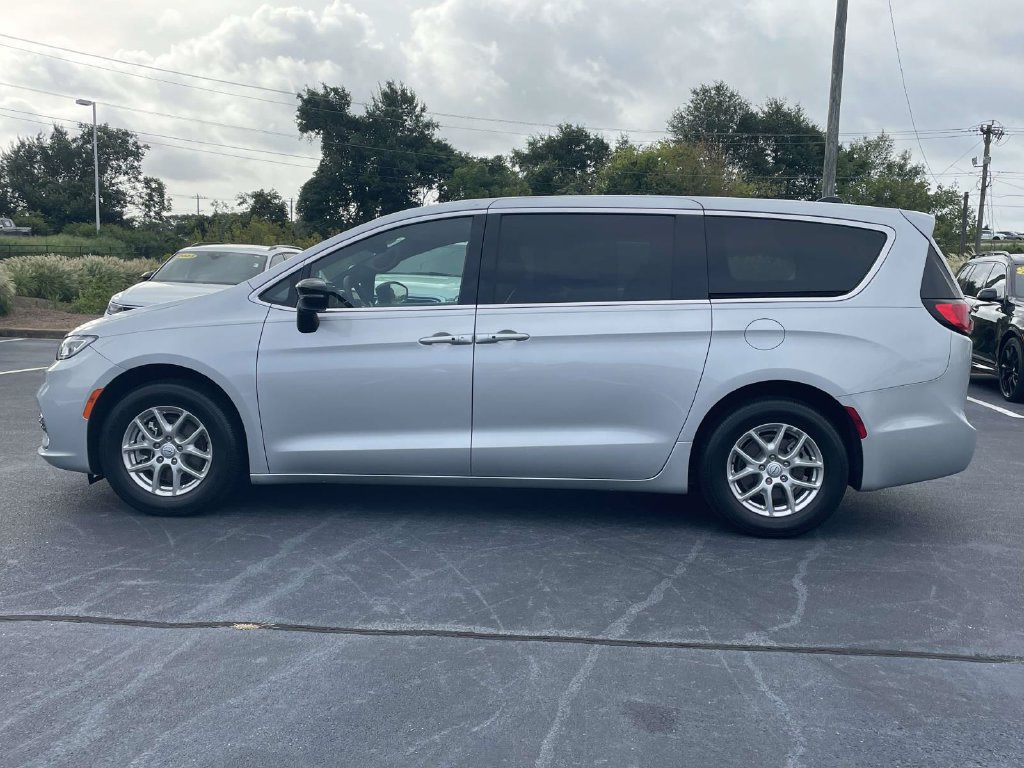 Used 2026 Chrysler Pacifica Select