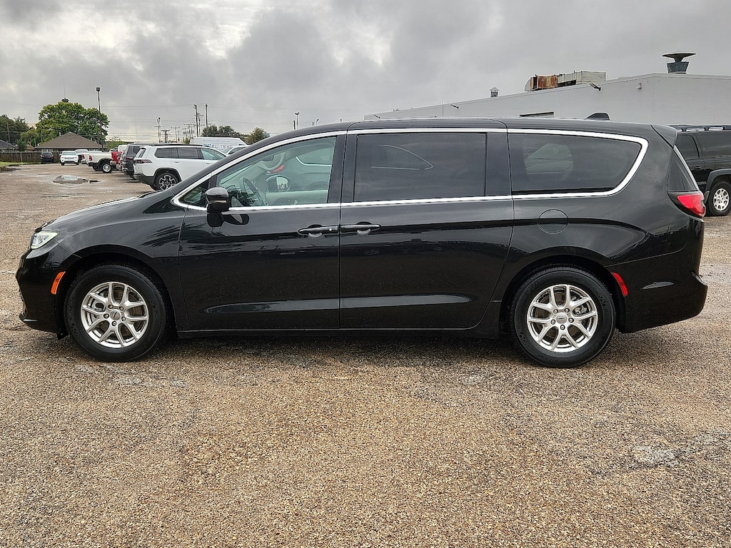 Used 2024 Chrysler Pacifica Touring L Front-Wheel Drive Passenger Van
