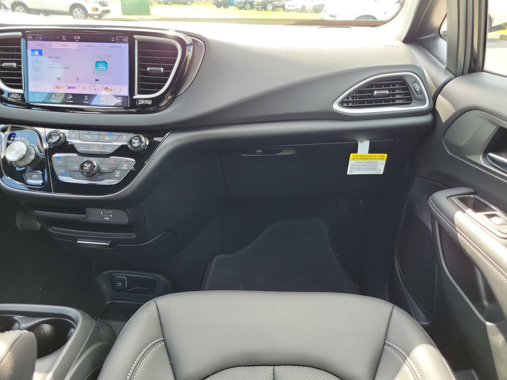 2026 Chrysler Voyager LX - Photo 16