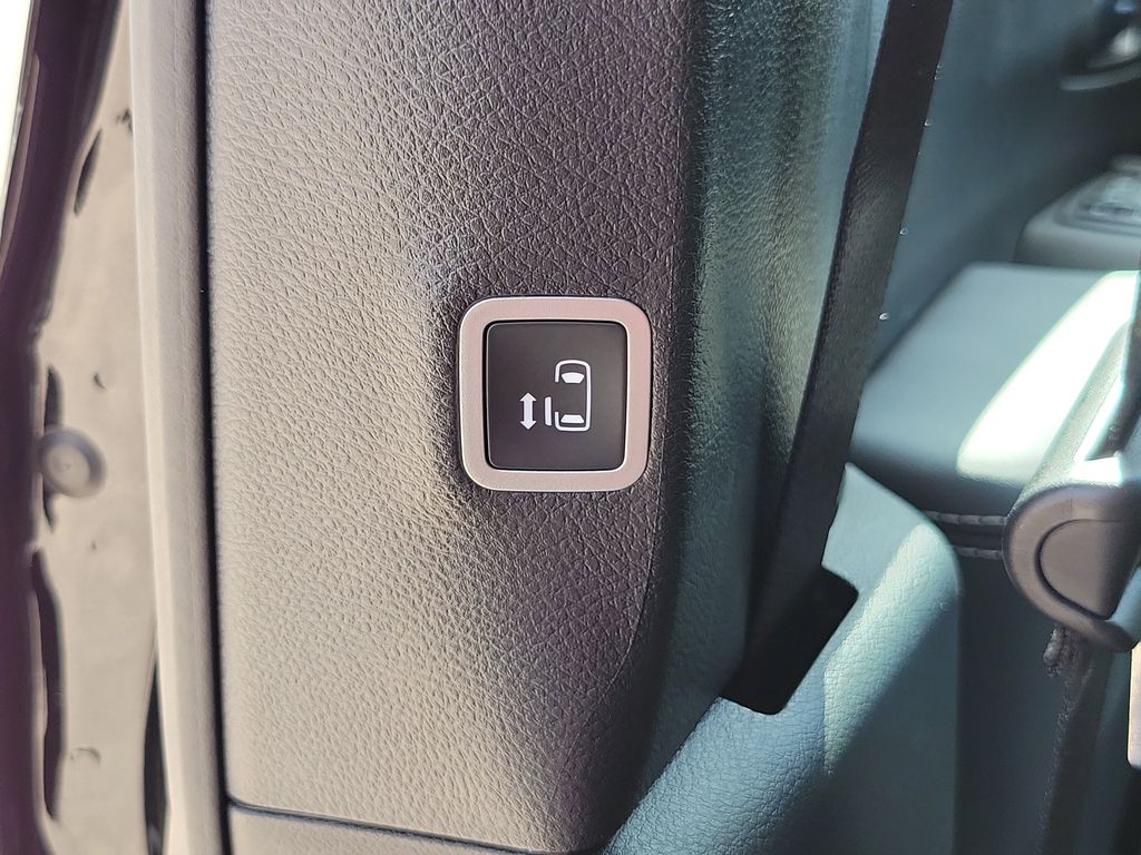 2026 Chrysler Voyager LX - Photo 10