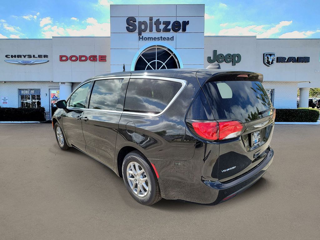 2026 Chrysler Voyager LX - Photo 3
