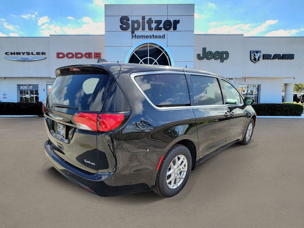 2026 Chrysler Voyager LX - Photo 2