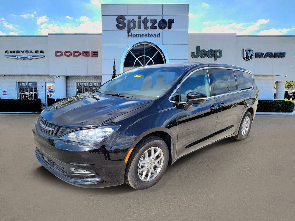 2026 Chrysler Voyager LX - Photo 4