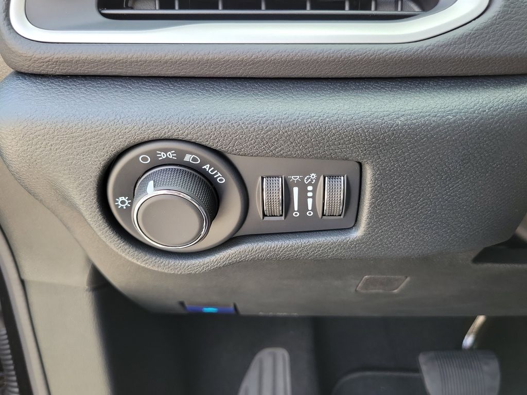 2026 Chrysler Voyager LX - Photo 28