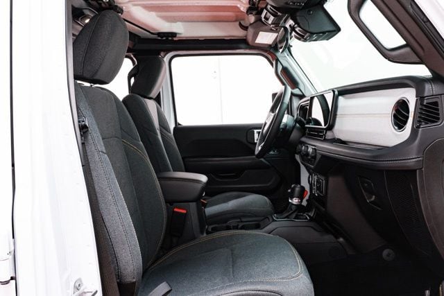 2025 Jeep Wrangler 4-Door Sahara - Photo 13