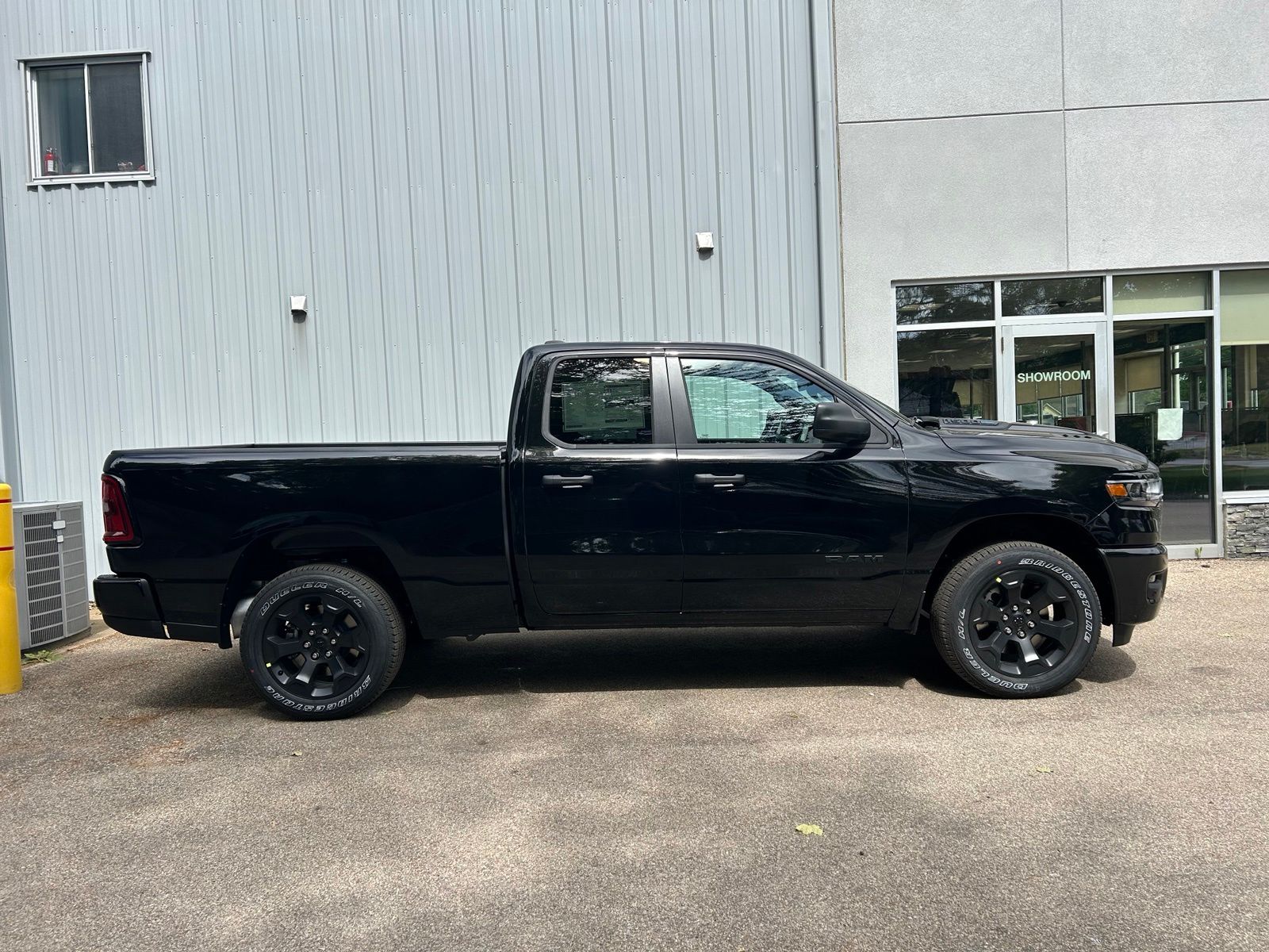 New 2026 Ram 1500 EXPRESS QUAD CAB 4X4 6'4 BOX Pickup