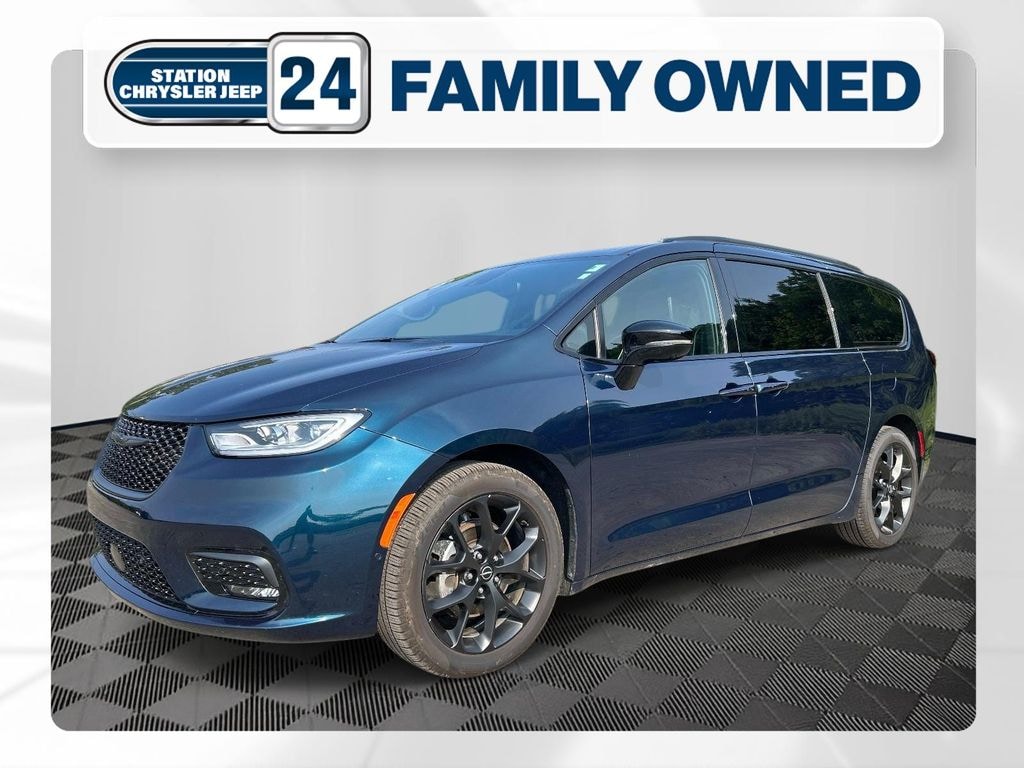 Used 2025 Chrysler Pacifica Limited Van Passenger Van