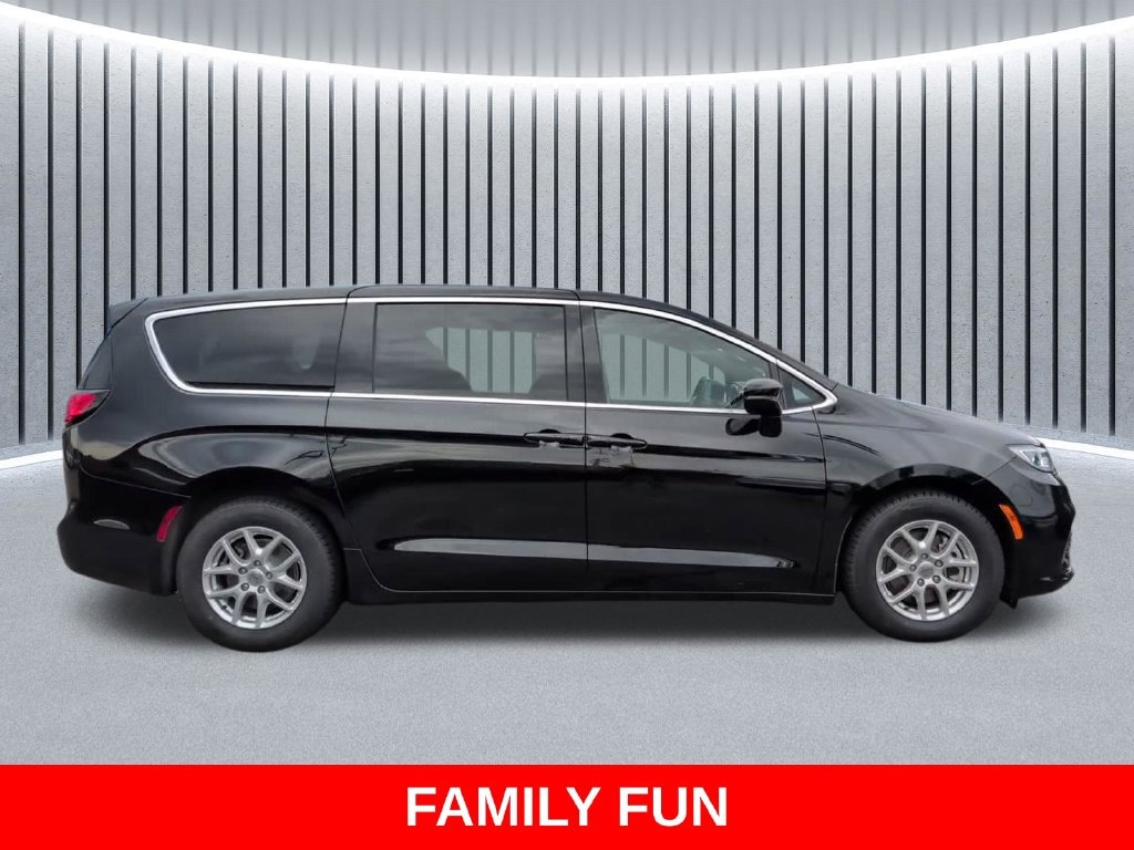 Used 2025 Chrysler Pacifica Select Van Passenger Van