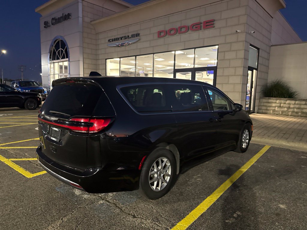 Used 2023 Chrysler Pacifica Touring L Minivan/Van