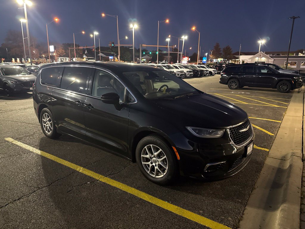 Used 2023 Chrysler Pacifica Touring L Minivan/Van
