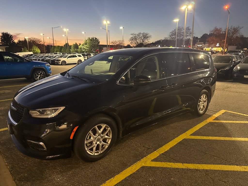 Used 2023 Chrysler Pacifica Touring L Minivan/Van
