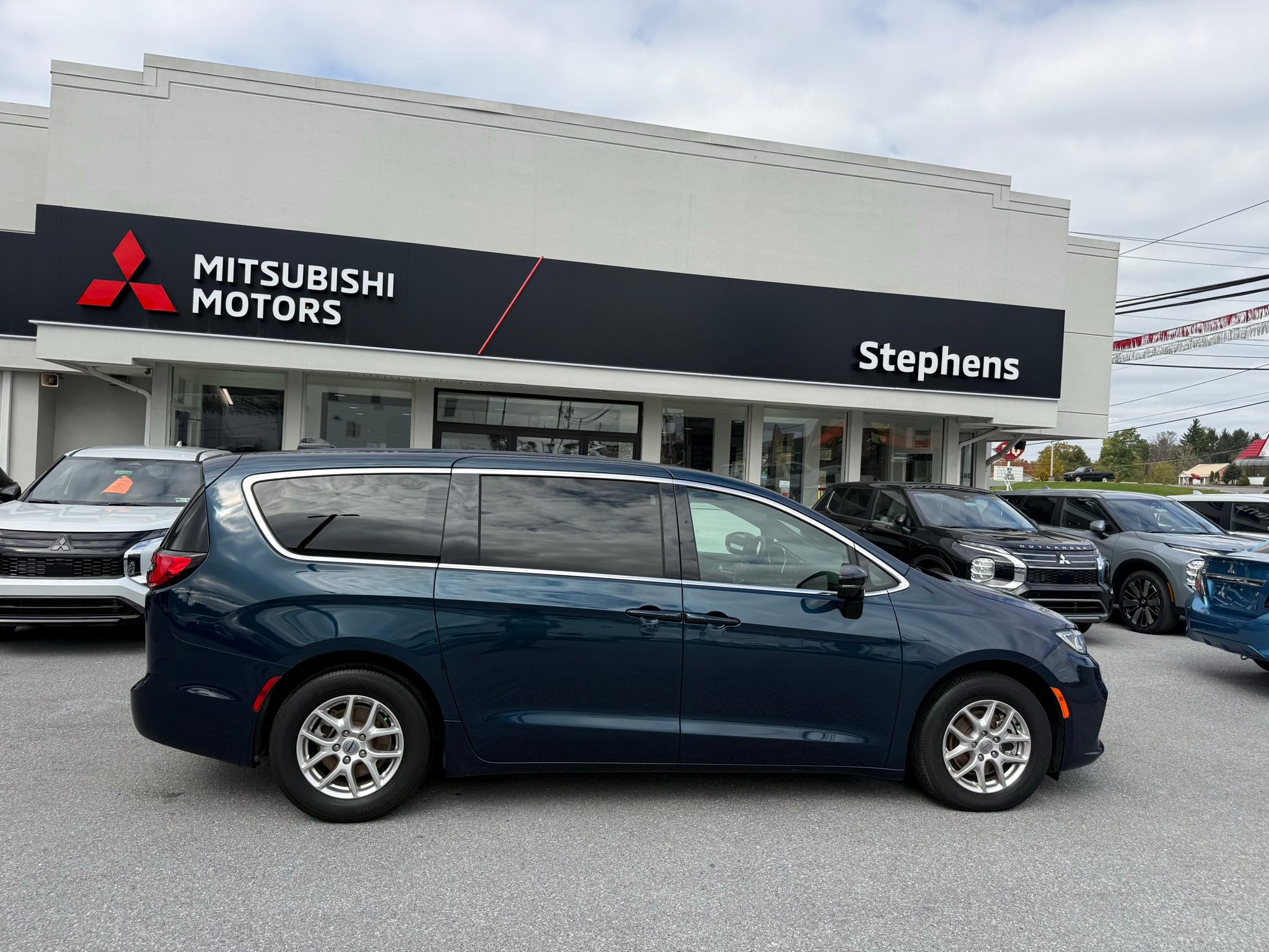 2025 Chrysler Pacifica Select