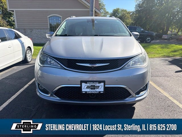 Used 2018 Chrysler Pacifica Touring L with VIN 2C4RC1BG9JR333397 for sale in Sterling, IL