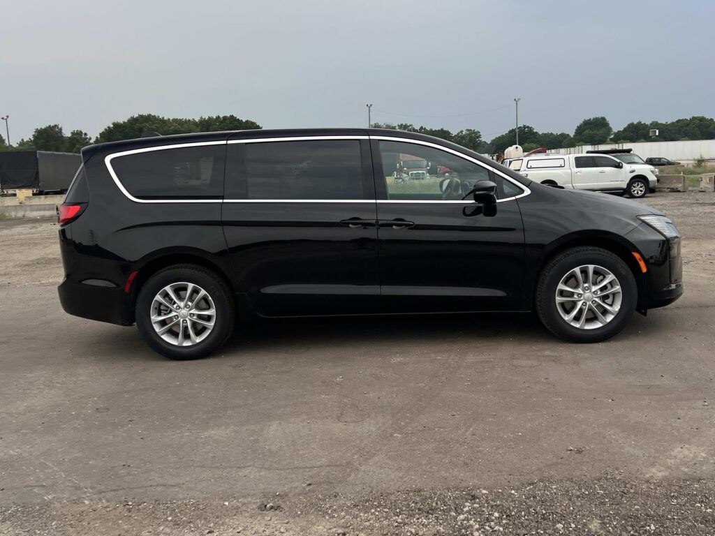 New 2027 Chrysler Pacifica Select Passenger Van