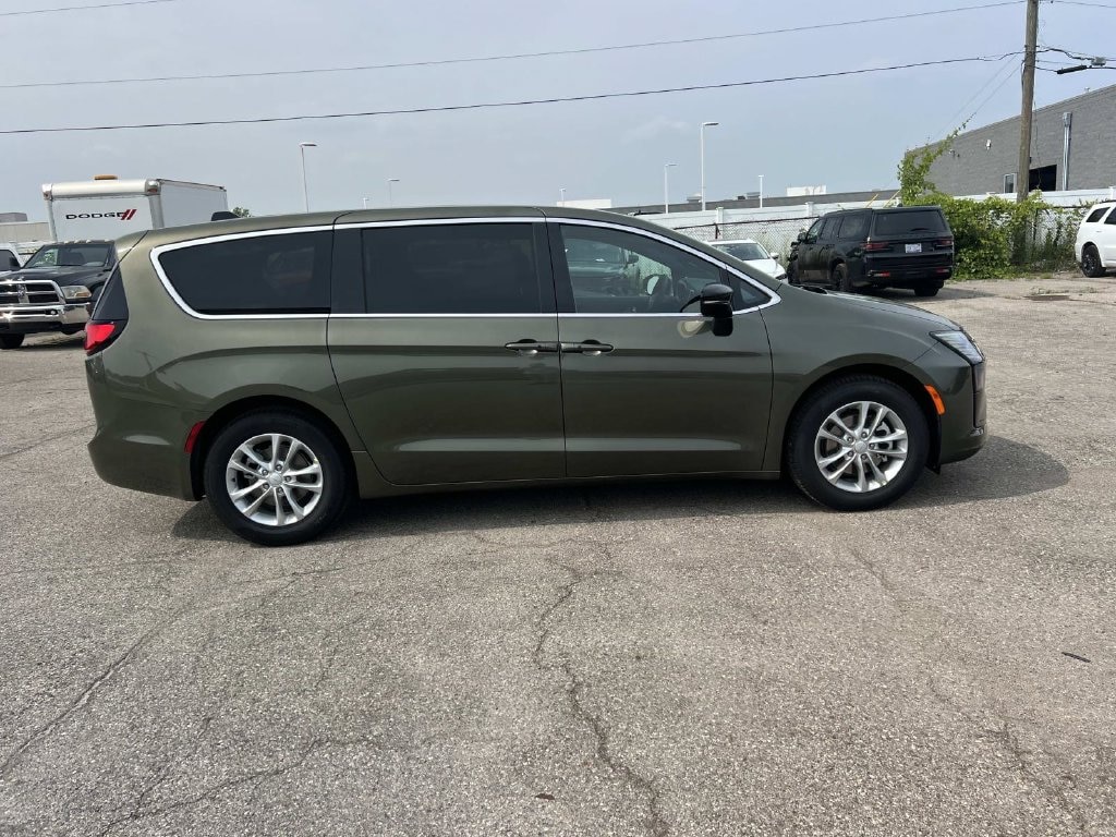 New 2027 Chrysler Pacifica Select Passenger Van