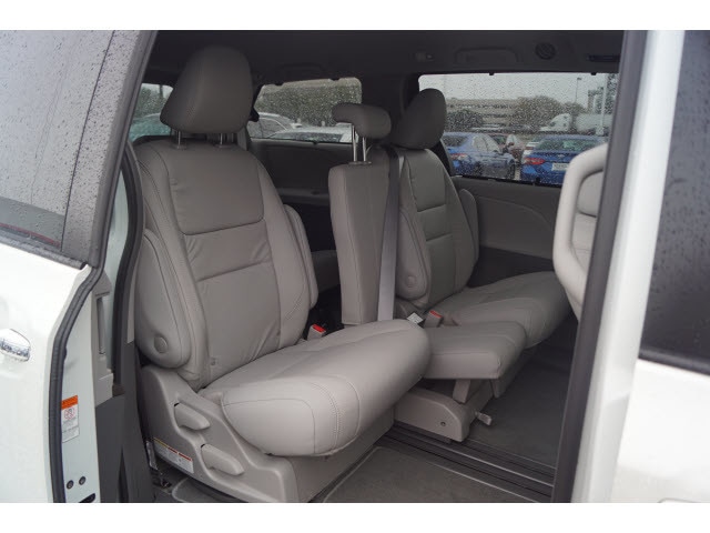2018 Toyota Sienna XLE - Photo 6