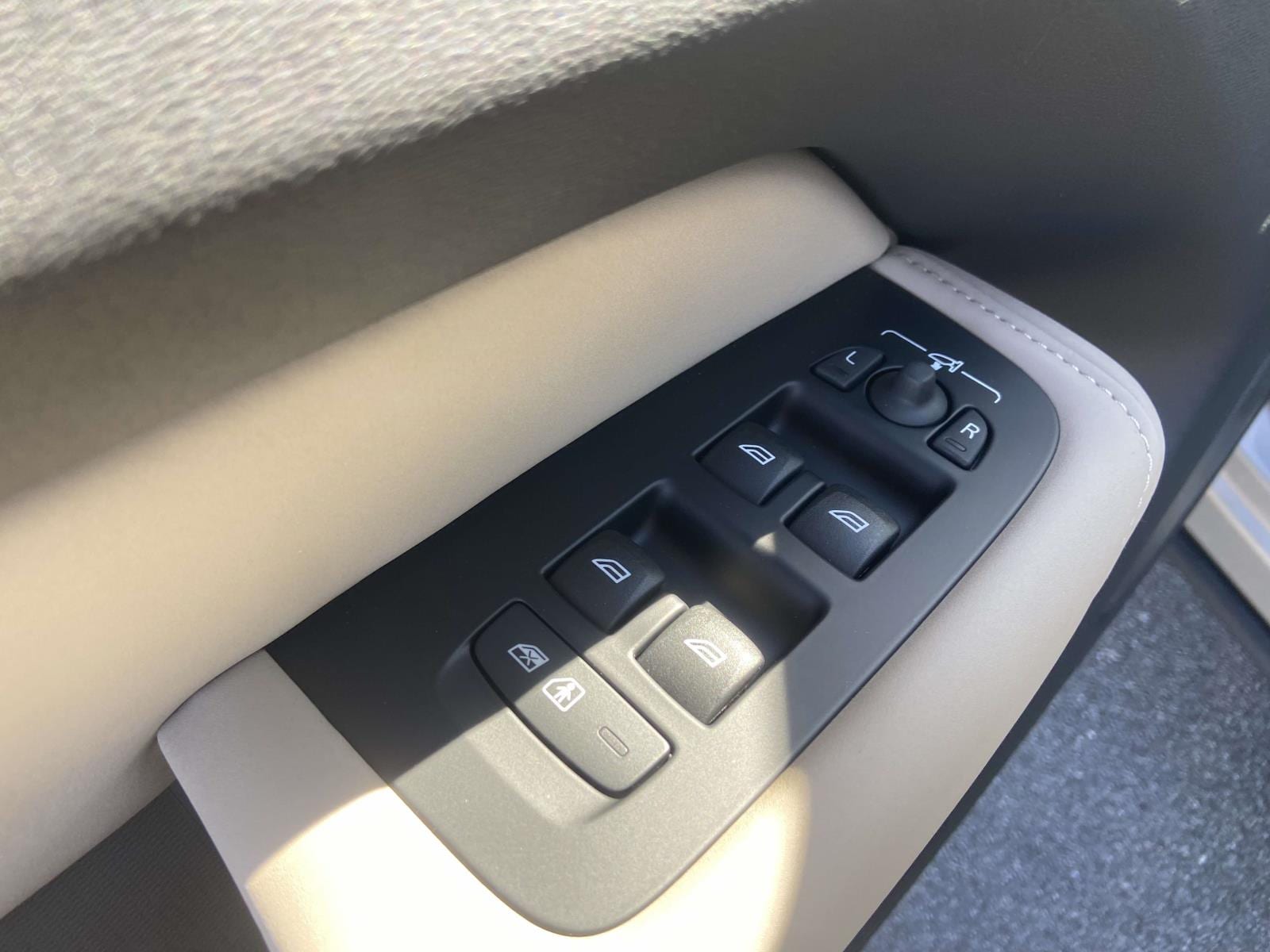 2026 Volvo XC60 Plus - Photo 20