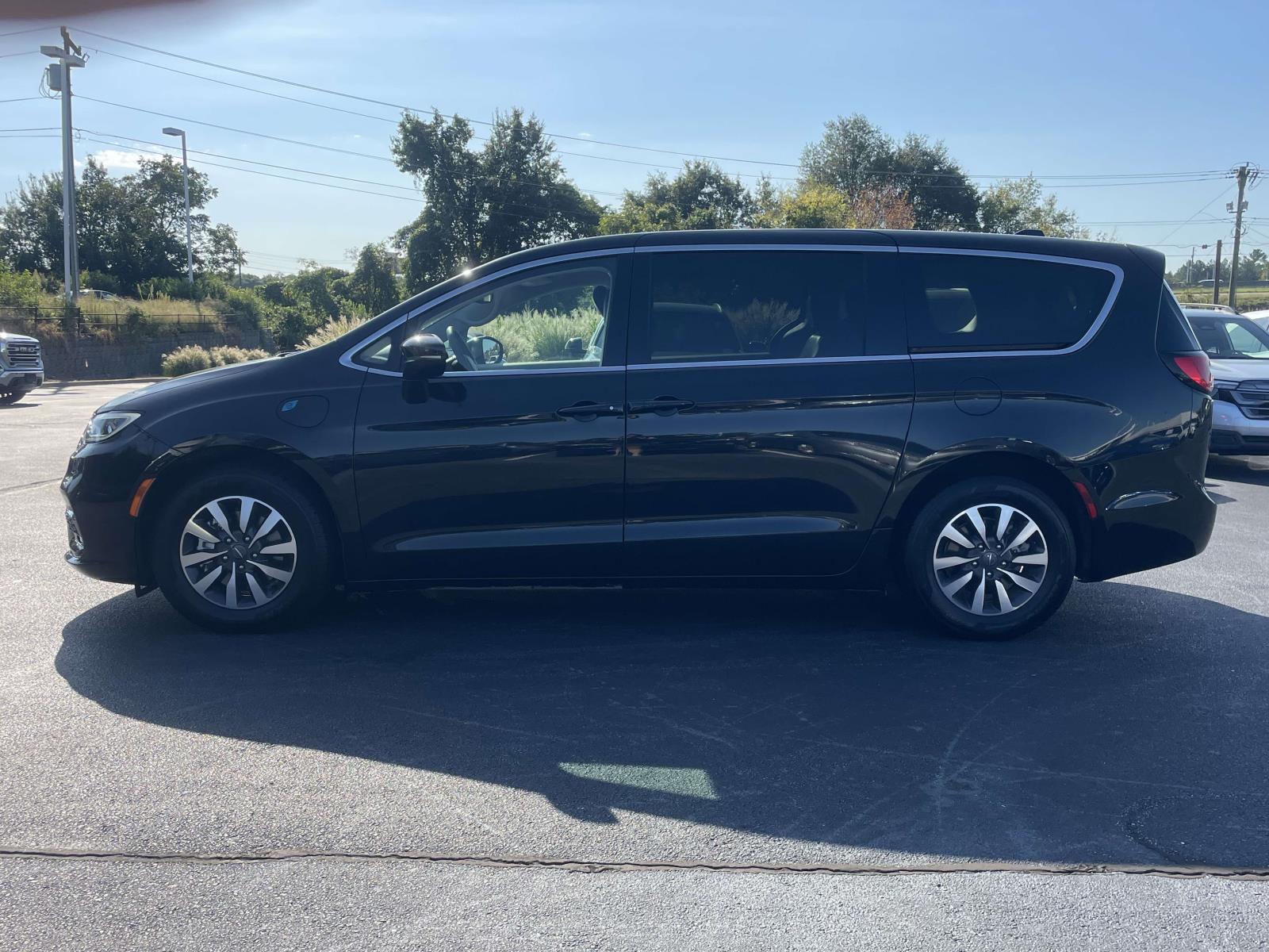 Used 2023 Chrysler Pacifica Hybrid Touring L FWD Mini-van, Passenger