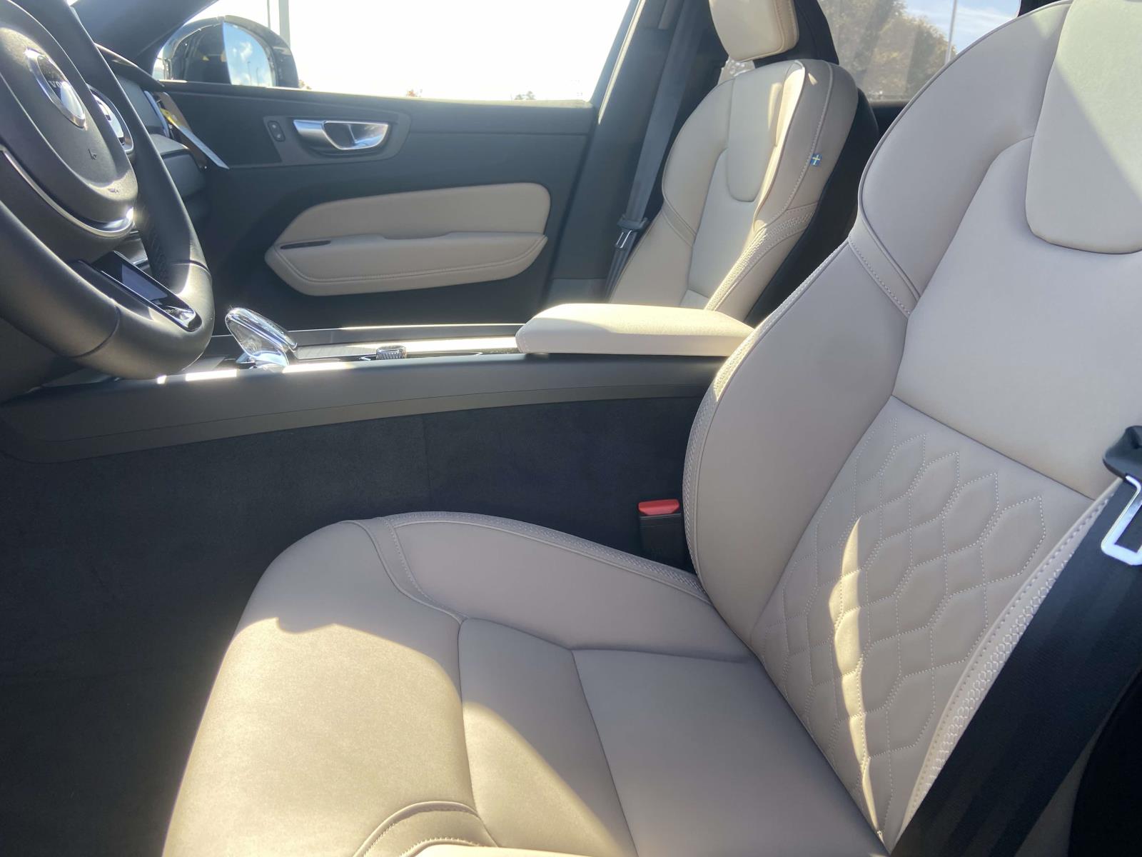 2026 Volvo XC60 Plus - Photo 16