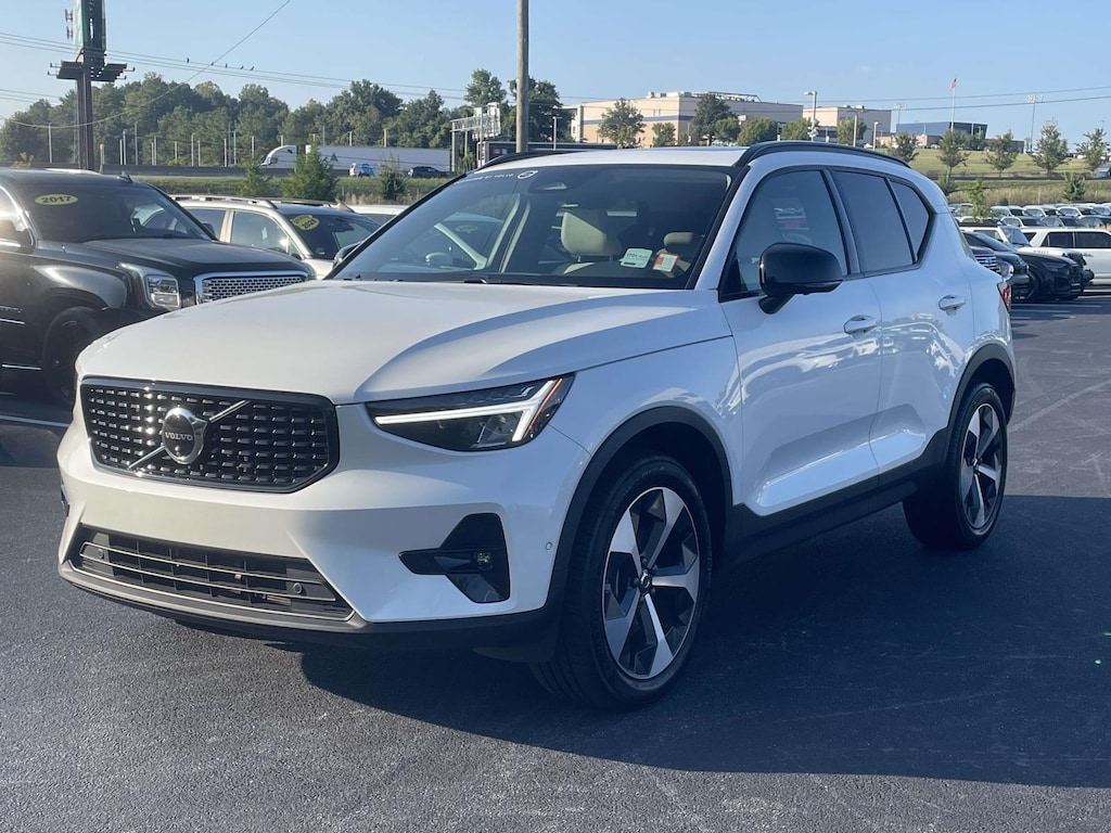 Used 2025 Volvo XC40 B5 AWD Plus Dark Theme Sport Utility