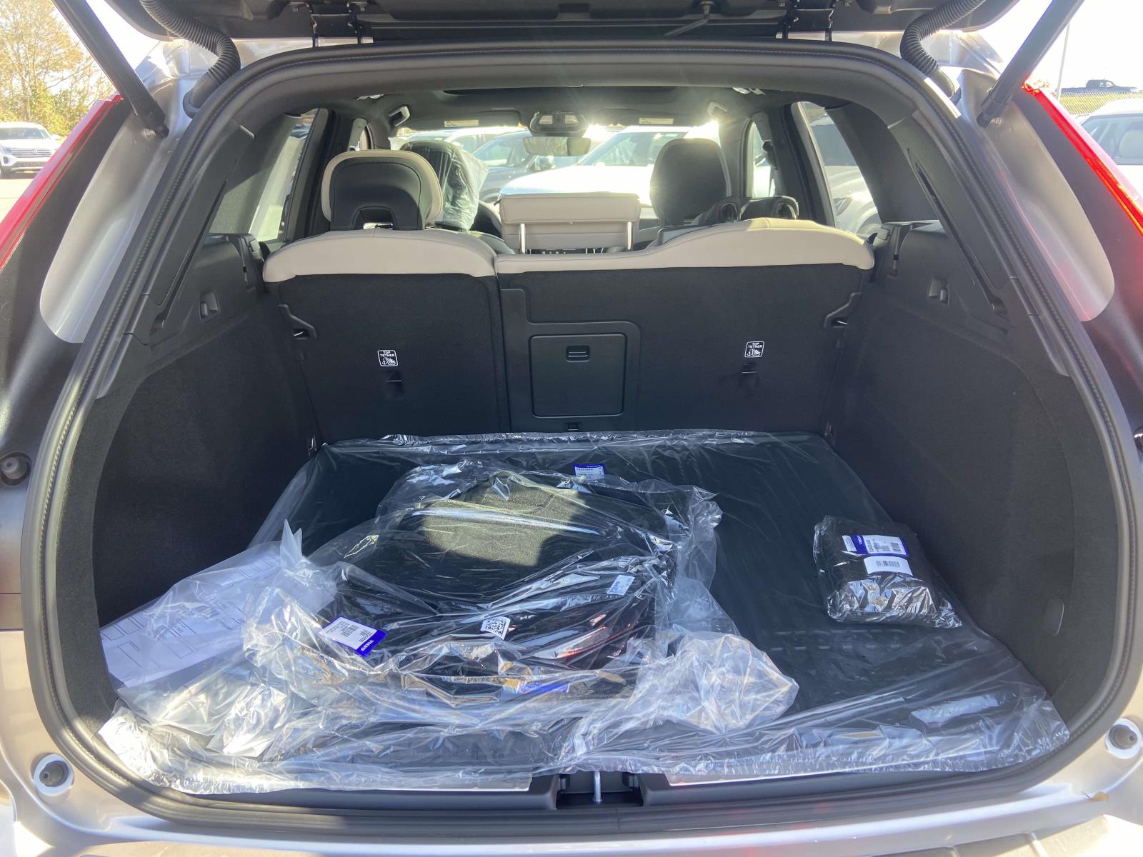 2026 Volvo XC60 Plus - Photo 11