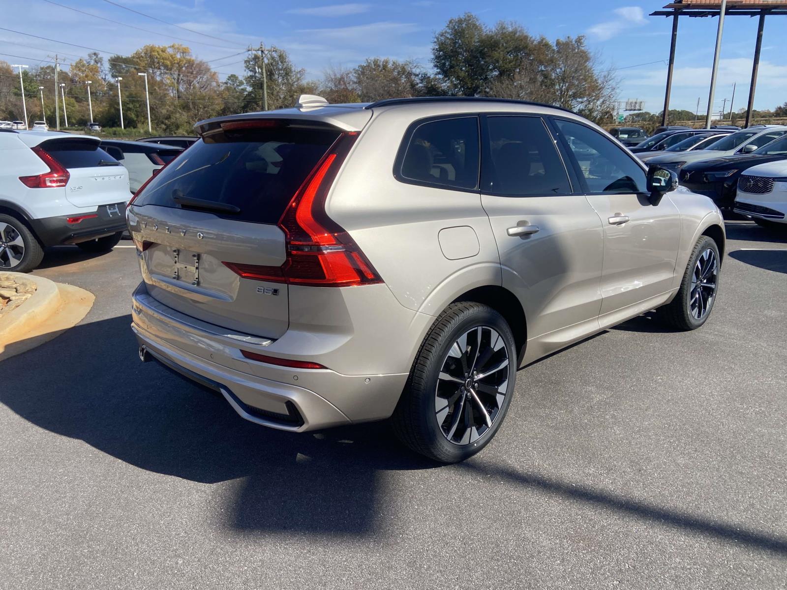 2026 Volvo XC60 Plus - Photo 8