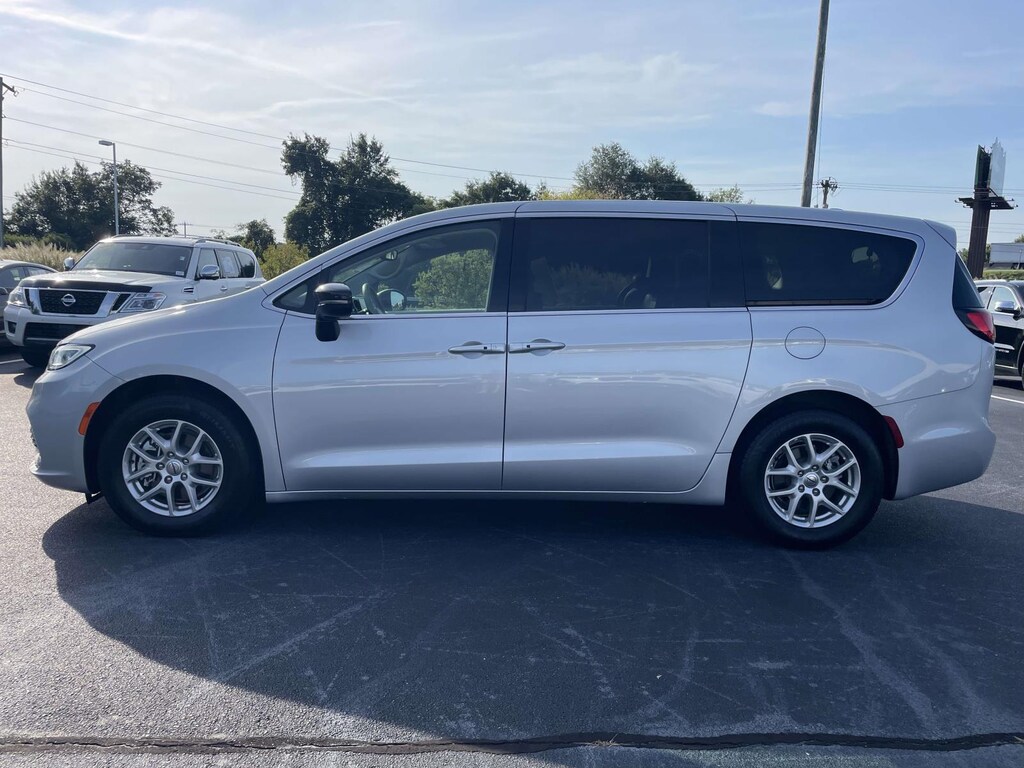 Used 2024 Chrysler Pacifica Touring L FWD Mini-van, Passenger
