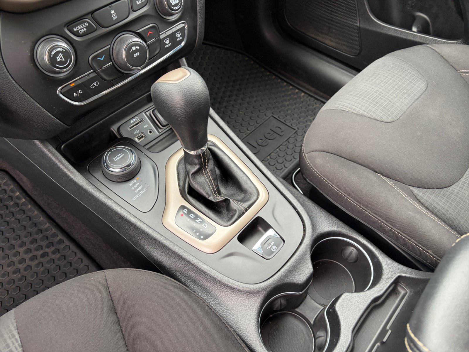 2017 Jeep Cherokee Latitude - Photo 16