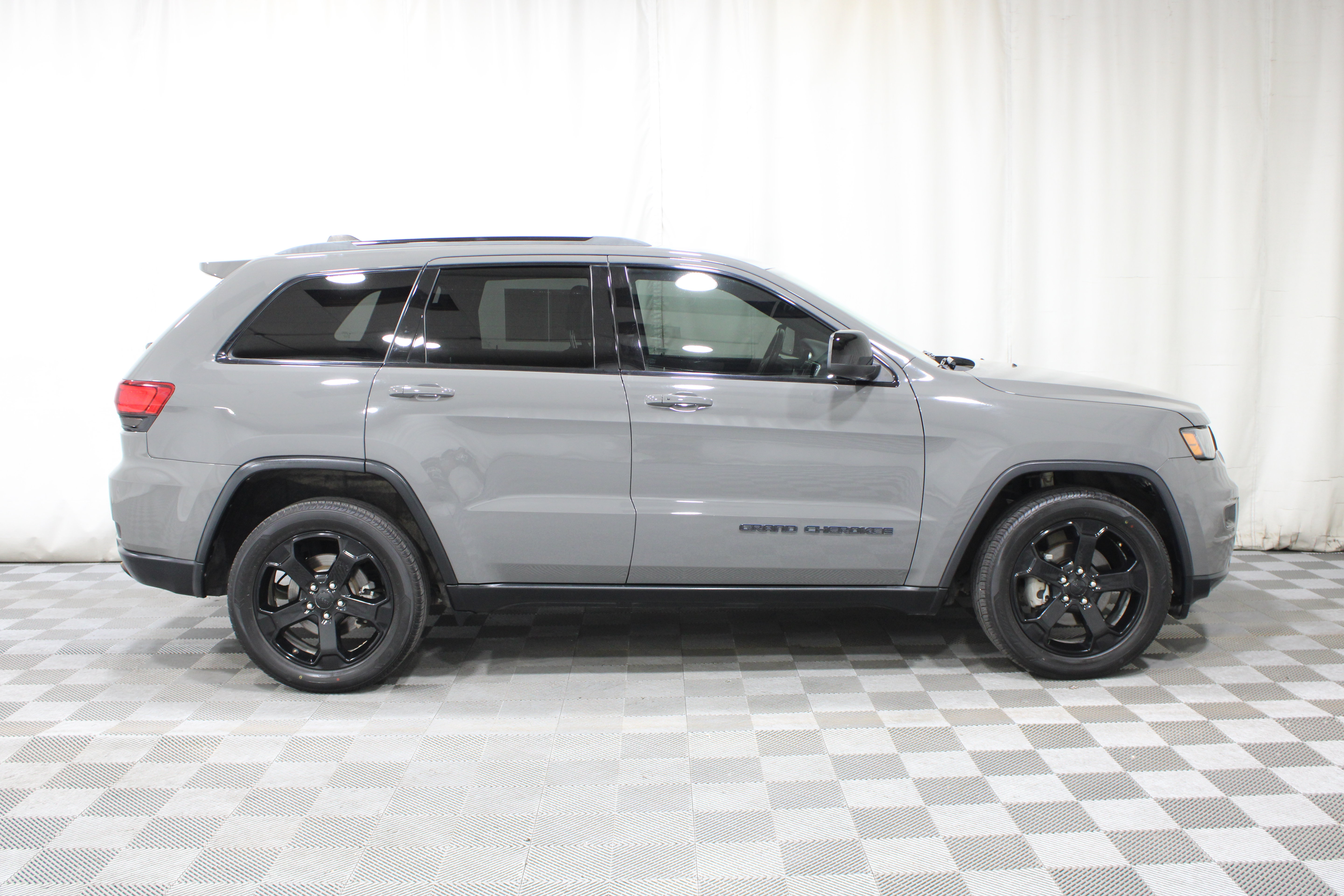 Used 2019 Jeep Grand Cherokee Laredo SUV
