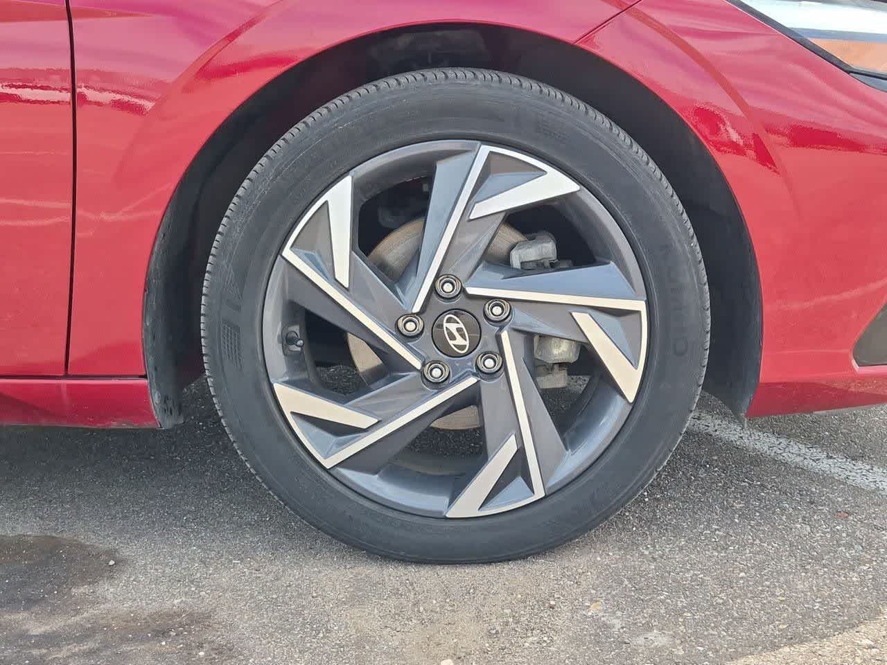 2025 Hyundai Elantra Limited - Photo 13