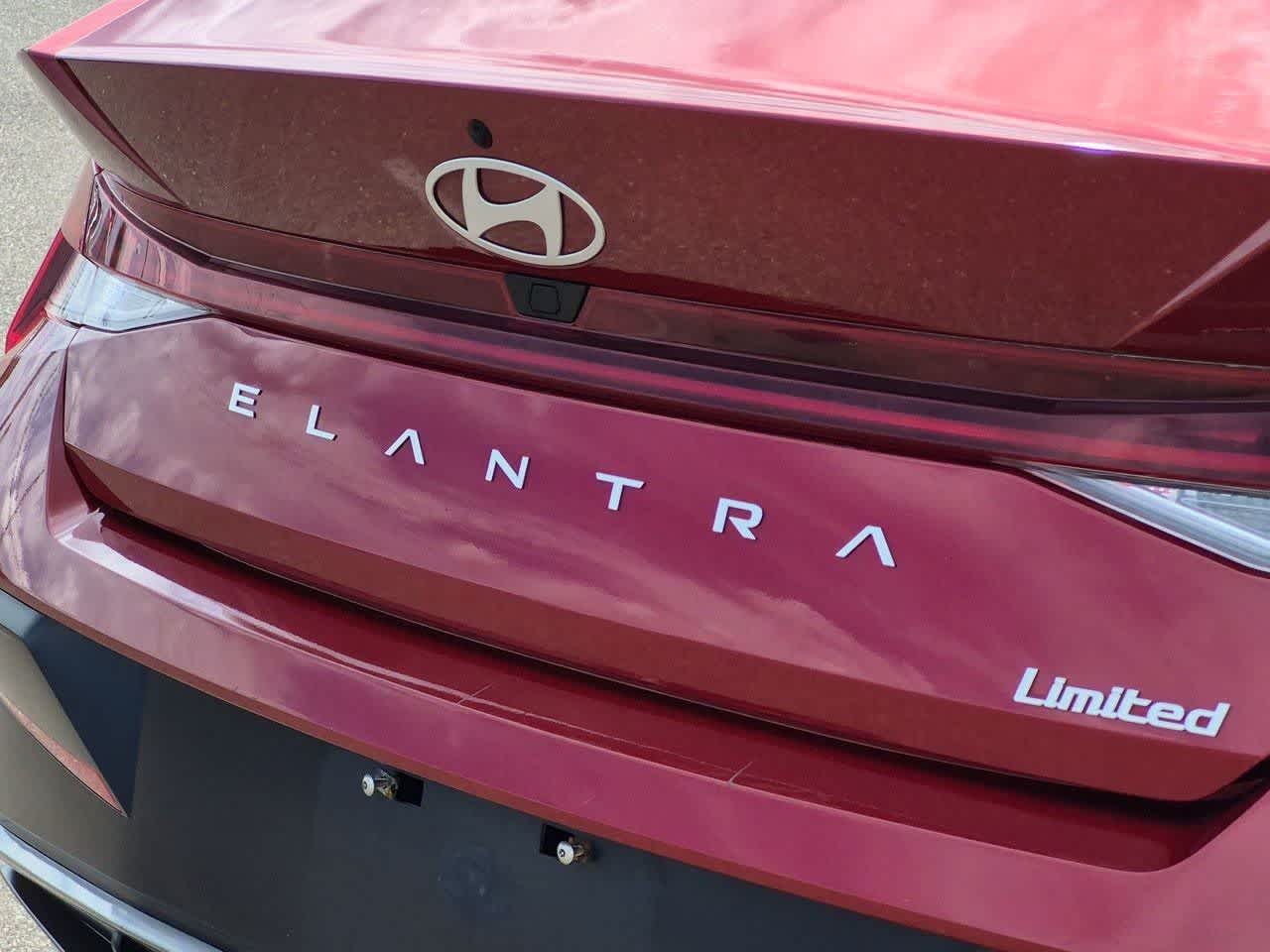 2025 Hyundai Elantra Limited - Photo 12