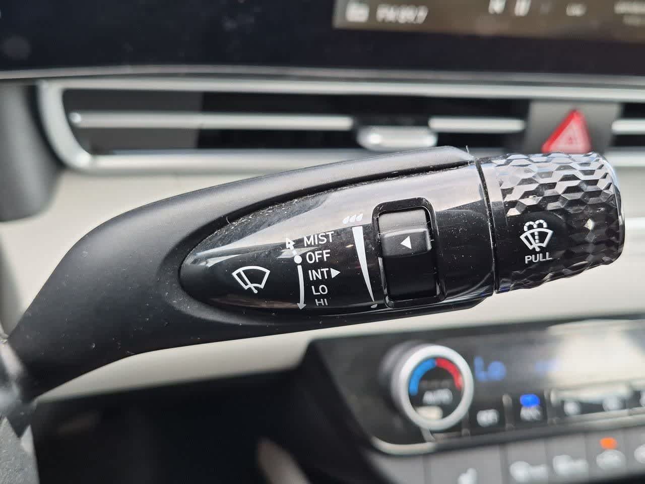 2025 Hyundai Elantra Limited - Photo 26