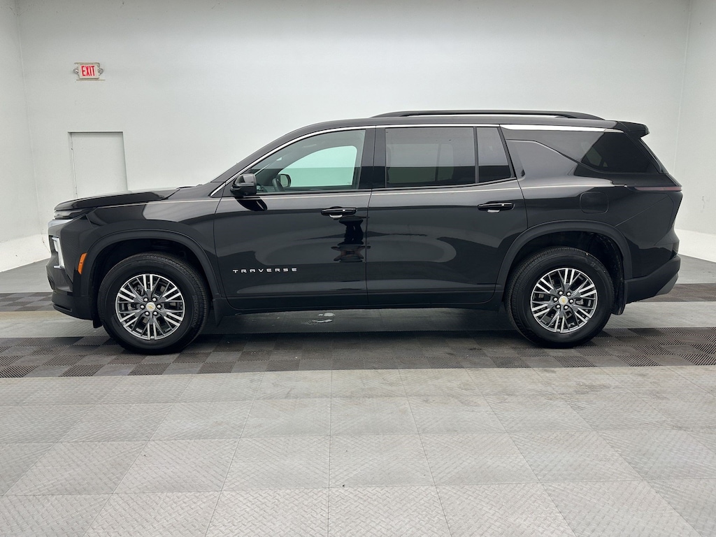 Used 2025 Chevrolet Traverse LT SUV