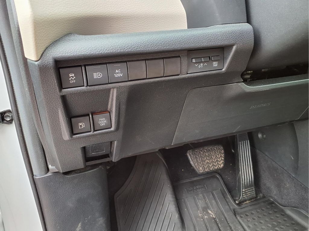 2024 Toyota Sienna Limited - Photo 11