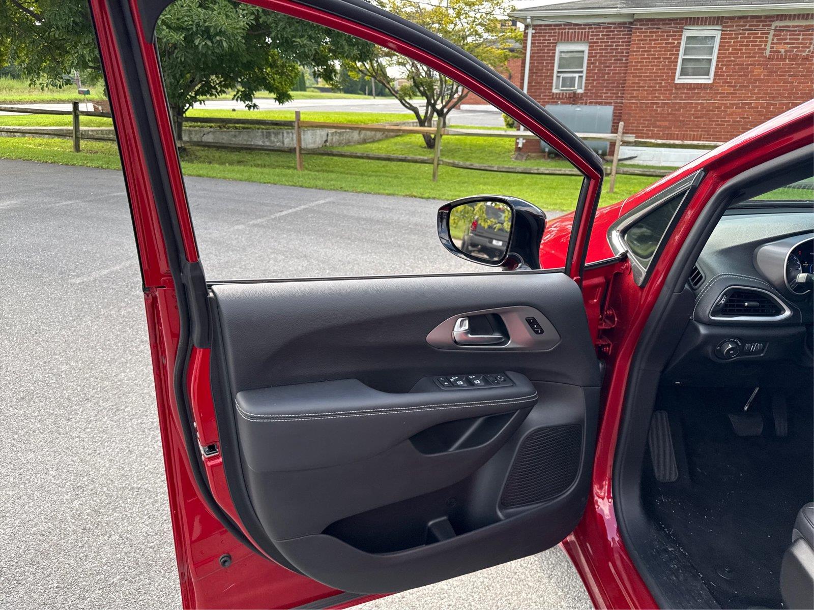 2026 Chrysler Pacifica Select - Photo 18