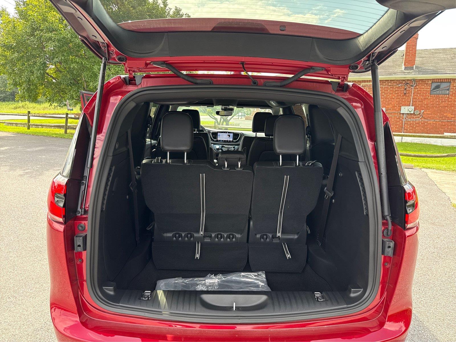 2026 Chrysler Pacifica Select - Photo 11