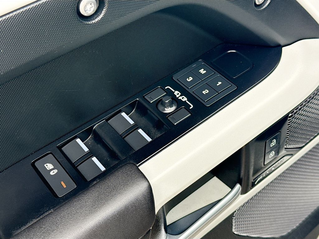 2024 Land Rover Defender S - Photo 19