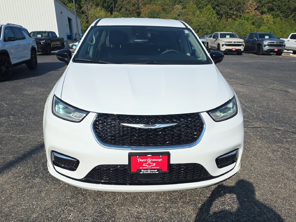 Used 2024 Chrysler Pacifica Touring L Minivan