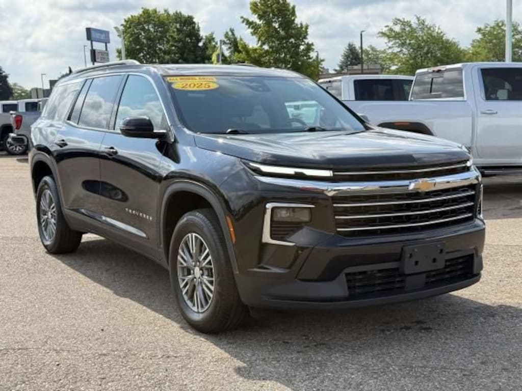 Used 2025 Chevrolet Traverse LT SUV