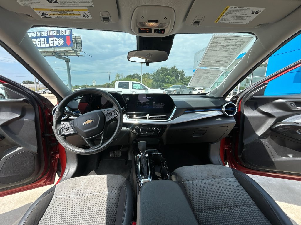 2024 Chevrolet Trax LT - Photo 21